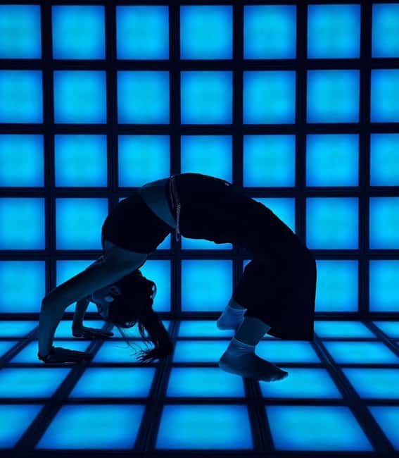 The Floor is Lava in Tirana Escape Room - Getting ready: socks, clothes, and heat