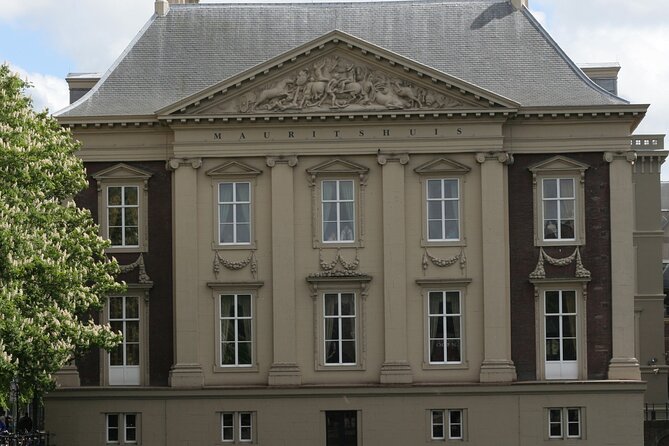 The Hague Scavenger Hunt and Highlights Self Guided Audio Tour - Stop 5: Noordeinde Palace
