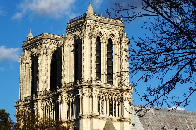 Treasure Hunt in Paris – From the Panthéon to the Louvre - Place Dauphine, Pont Neuf, and Pont des Arts