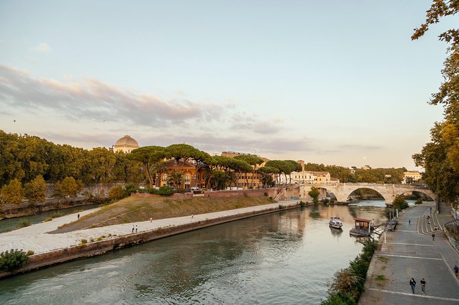 Treasure hunt in Rome, Ghetto and Trastevere - Teatro di Marcello and the scale of Roman building