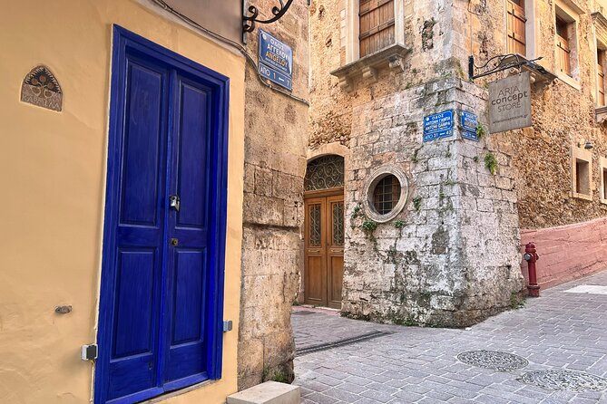 True Love in Chania: Self-Guided Romantic Puzzle Walk - The giant hand at Plateia Talo