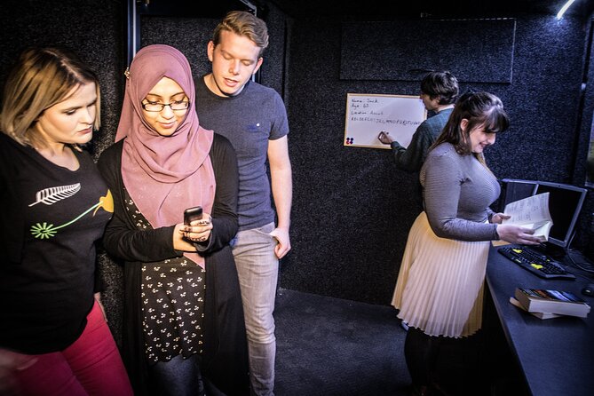 Undercover Agent Escape Game - High-Tech Spy Thriller - Finishing with a team photo