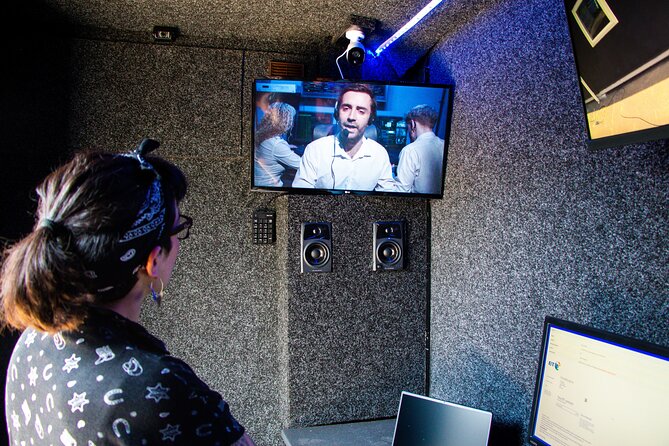 Undercover Agent Escape Game - High-Tech Spy Thriller - The surveillance van becomes your mission room