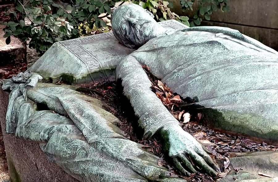 Who Killed Victor ? Escape Game at Père Lachaise Cemetery - Why Père Lachaise makes such a good game board