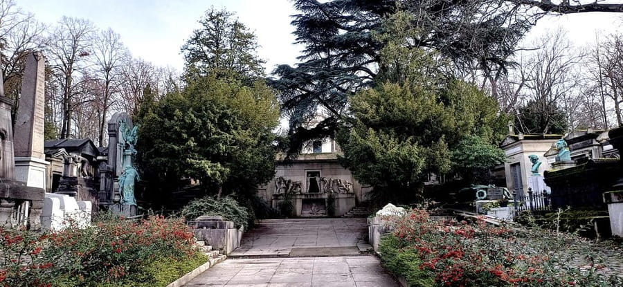 Who Killed Victor ? Escape Game at Père Lachaise Cemetery - How the mystery unfolds across the cemetery