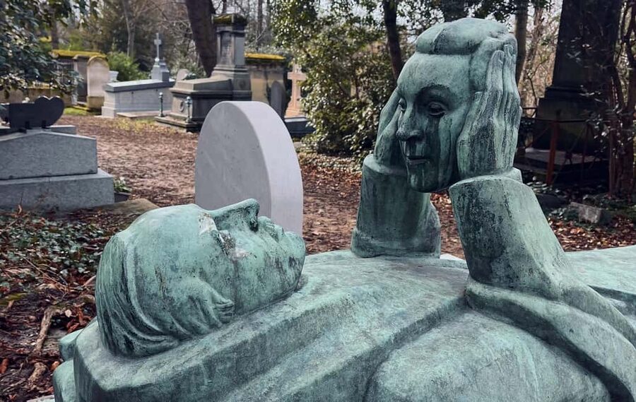Who Killed Victor ? Escape Game at Père Lachaise Cemetery - Meeting at the Ménilmontant entrance